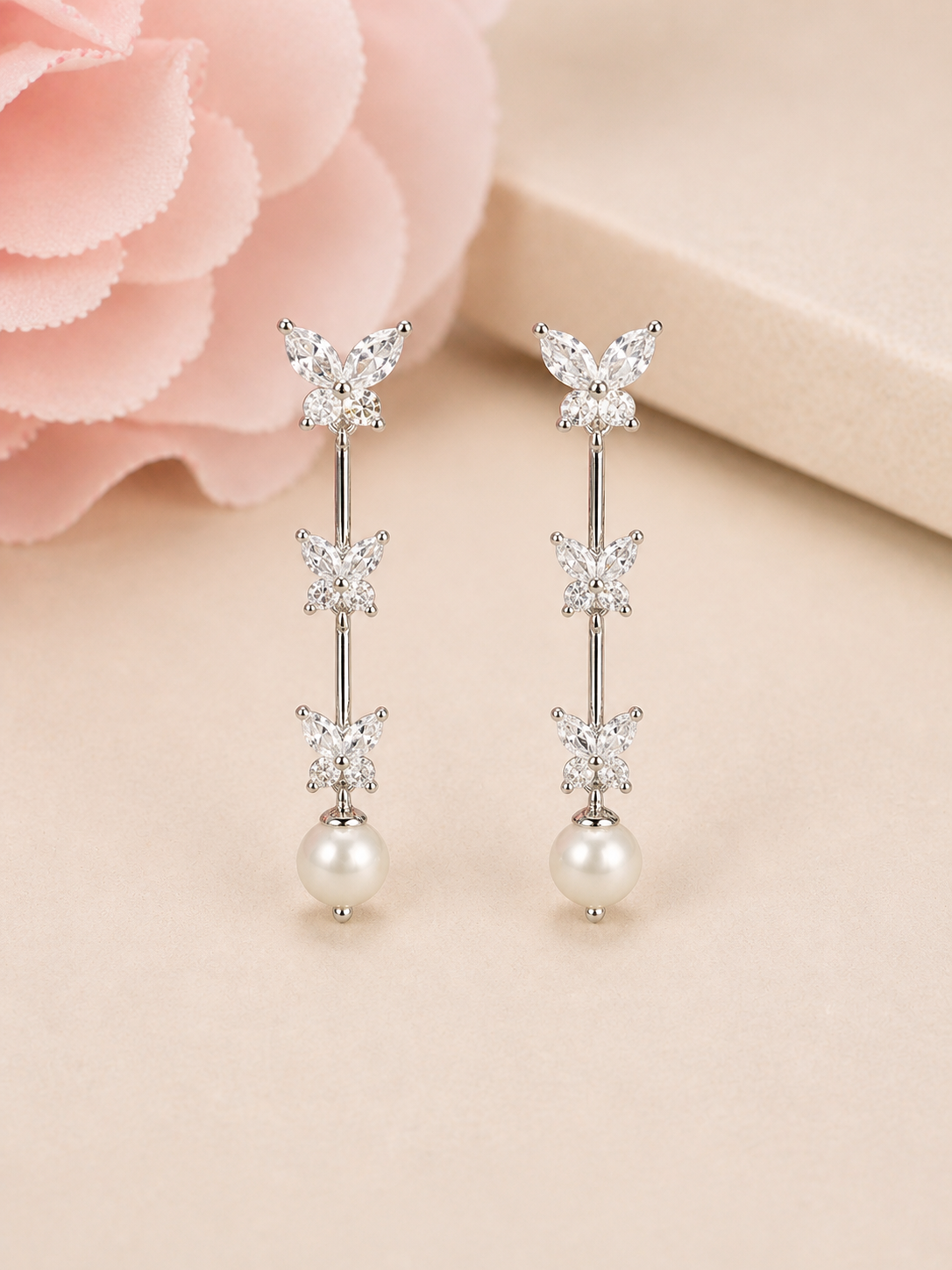Silver earrings with freshwater pearl